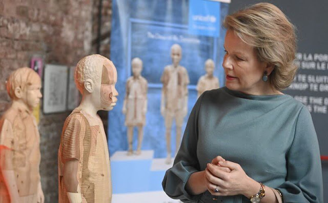 Queen Mathilde wore a sage green silk belted dress by Natan. The European Humanitarian Forum