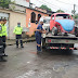 Veículos abandonados são retirados de vias e calçadas na zona Sul de Manaus