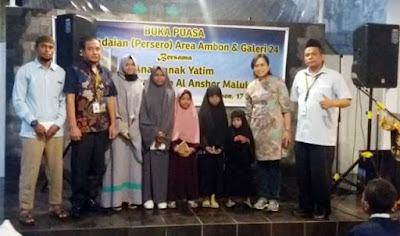 Ambon, Malukupost.com - Manajemen PT. Pegadaian Area Ambon mengadakan acara buka puasa bersama anak yatim dari Pondok Pesantren Al Anshor Arbes, bertempat di The Gade Coffee and Gold cabang Ambon, Jumat (17/5) sore. Acara berlangsung sederhana di tengah curah hujan yang cukup deras mengguyur Kota Ambon, dihadiri Vice President PT. Pegadaian Area Ambon Asih Sebekti, General Manager Galeri 24, Luh Putu Andarini, Pemimpin Pegadaian Cabang Ambon, Bahtiar Sapoetra, Imanuel Manuputy (Pegadaian Cabang Nusaniwe), Gotar (Manajer Galeri 24 Cabang Ambon), pegawai Pegadaian dan 50 santri dari Pondok Pesantren Al Anshor Arbes.