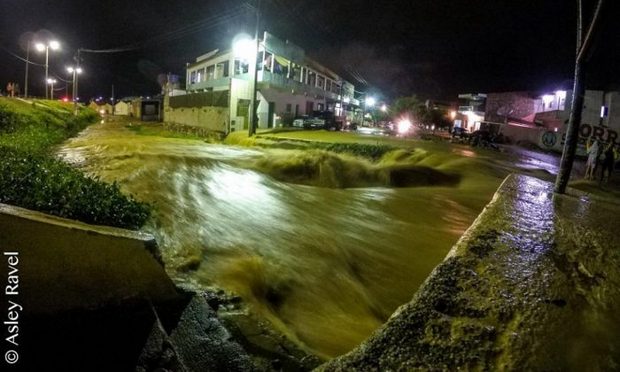 Chuva forte faz açude sangrar e alagar ruas no Cariri da Paraíba