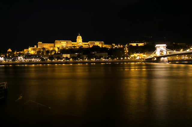 Ponte delle catene e collina del castello di notte-Budapest