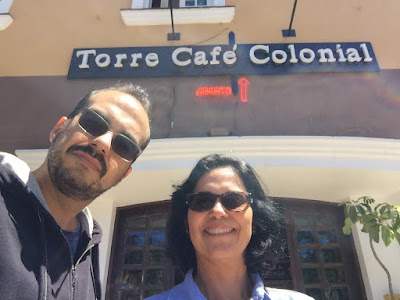 Casal Hibisco com Whey na frente do restaurante Torre Café Colonial