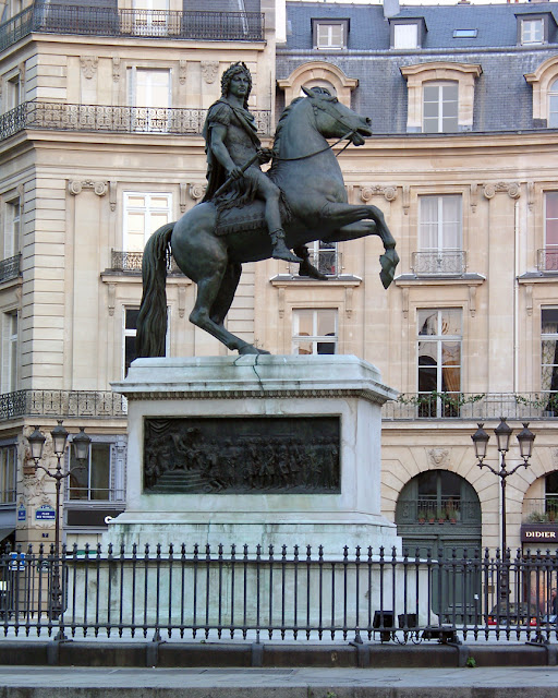 Statue équestre de Louis XIV, Place des Victoires, Paris