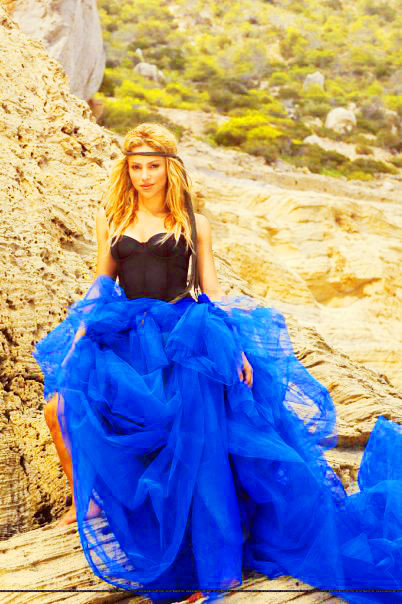 Shakira - Sexy Blue Dress - eueelasfashionistas