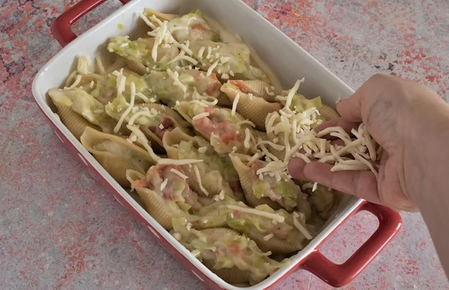 Conchiglioni with salmon and leeks