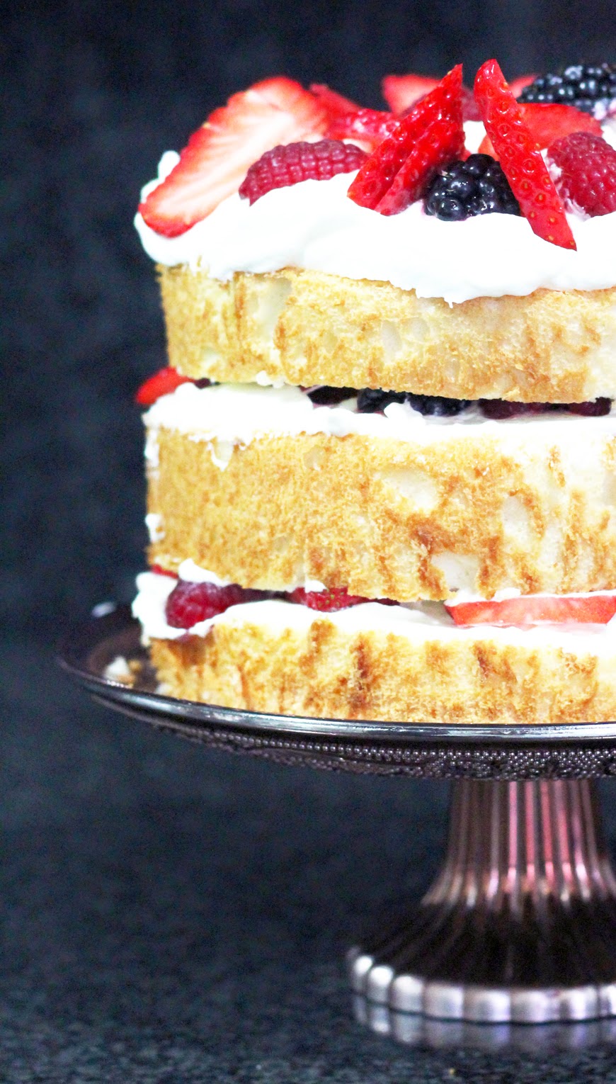 ANGEL   FOOD   CAKE   CON   FRUTOS   ROJOS