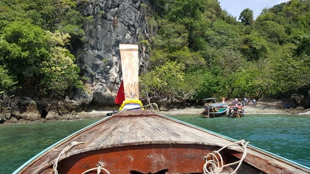 Our boat making the approach to land at a small beach at Lading Island.