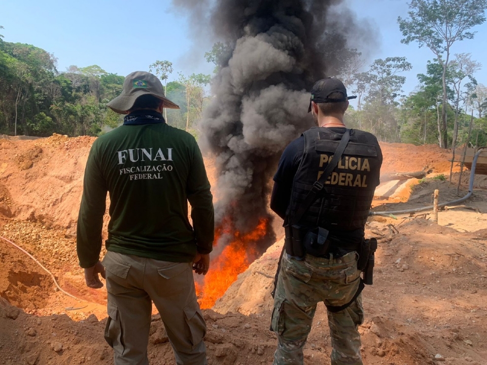 Operação da PF contra extração ilegal de minérios tem destruição de equipamentos e prisão