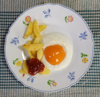 huevos fritos con patatas y salsa de tomate trampantojo