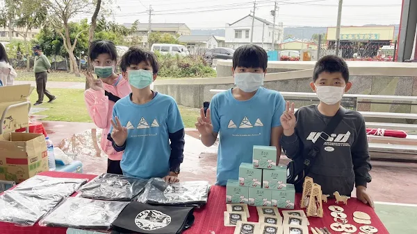 ▲文德國小學童販賣芬園鄉在地特產及手工作品，為自己的畢旅基金籌募進行努力，也讓兒童節慶祝活動更具意義。（記者林明佑翻攝）