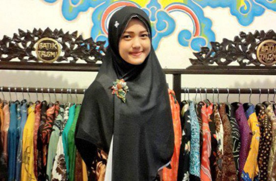 Pengusaha Batik asal Cirebon Cantik Sally Giovanny