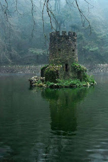 Menara istana Celtic yang terlepas dari ditenggelami air banjir.