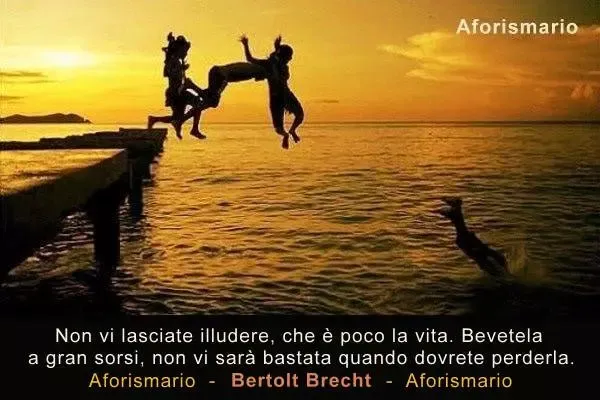 Ragazzi si tuffano in mare al tramonto