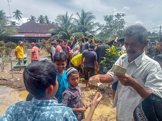  Sedekah Kubur Tradisi Unik Pariaman Bagi-bagi Uang Sedekah Di Pusara