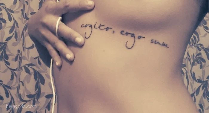 tatuaje de frase en latin cogito ergo sum
