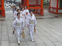 八坂神社で「みやび会・御千度」の参拝が午前10：00から行われた。