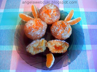 Narancsos kókuszos muffin, narancsos tésztával, narancslekvárral töltve, narancsos cukormázzal lekenve, kókuszreszelékkel megszórva.