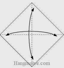 Bước 1: Gấp tờ giấy làm bốn để tạo các nếp gấp, sau đó lại mở ra.