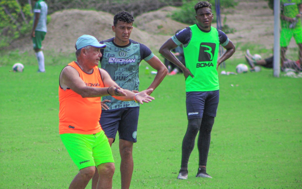 Oswaldo Morelli dirigiendo un entrenamiento de Liga de Portoviejo.