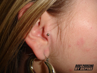 tragus piercing