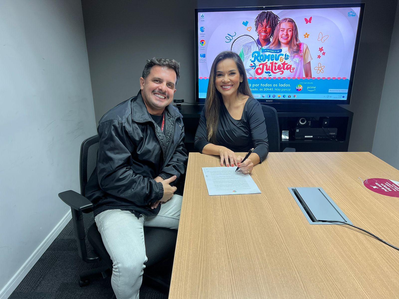 Luccas Neto assina contrato com o SBT