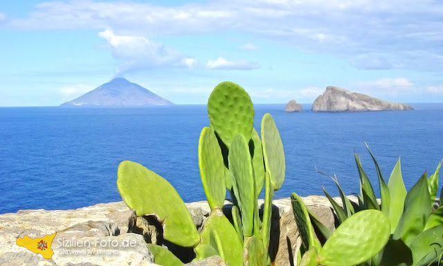 Aussicht von Panarea auf den Vulkan Stromboli