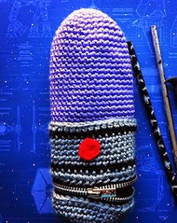 http://translate.google.es/translate?hl=es&sl=en&tl=es&u=http%3A%2F%2Fdearestdebi.com%2Fcrochet-star-wars-lightsaber-pencil-case