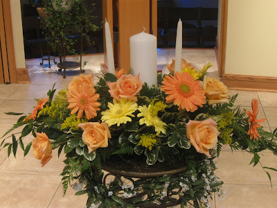 We also brought altar vases in the wedding flowers and colors 