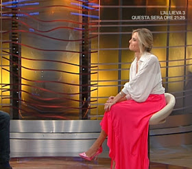 Francesca Fialdini gonna rossa tacchi rosa lucidi