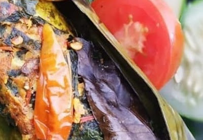 Pepes adalah metode memasak tradisional Indonesia di mana bahan-bahan dibungkus dalam daun pisang dan dikukus atau dipanggang. Pepes ikan adalah pilihan yang populer, di mana ikan segar dibumbui dengan rempah-rempah seperti bawang merah, cabai, serai, dan daun jeruk, kemudian dibungkus dan dikukus. Hasilnya adalah ikan yang lembut dengan rasa yang kaya.