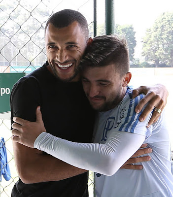 Victor Hugo volta no Palmeiras e reencontra amigos 