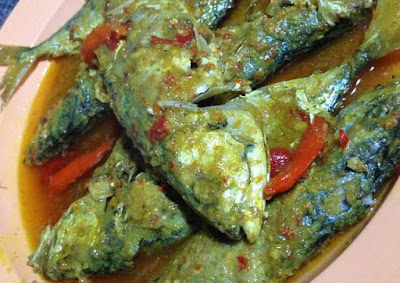  Masakan kali ini masih menggunakan ikan kembung sebagai bahan utamanya Resep Ikan Kembung Bumbu Kuning