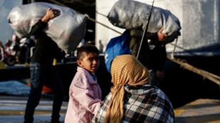 Στον Πειραιά το 'Νήσος Σάμος" με 249 μετανάστες-πρόσφυγες από τη Μυτιλήνη