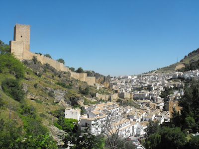 Vista Panorámica de Cazorla (a la izqda. el Castillo de Yedra y a la dcha. las ruinas de la Iglesia de Sta. María)