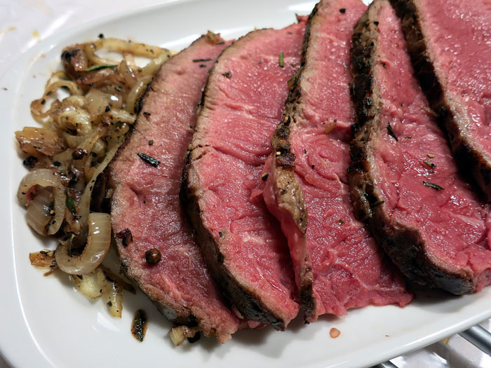 Roastbeef mit Süßkartoffelpüree, Karotten und Beerensauce