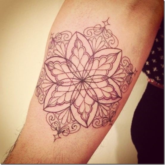 mandala_de_lavant-bras_tatouage_avec_des_motifs_gomtriques