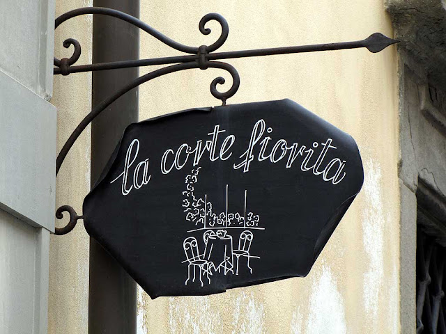 La corte fiorita, via Borra, Livorno