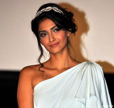 Sonam_kapoor_looks_angelic_FilmyFun.in