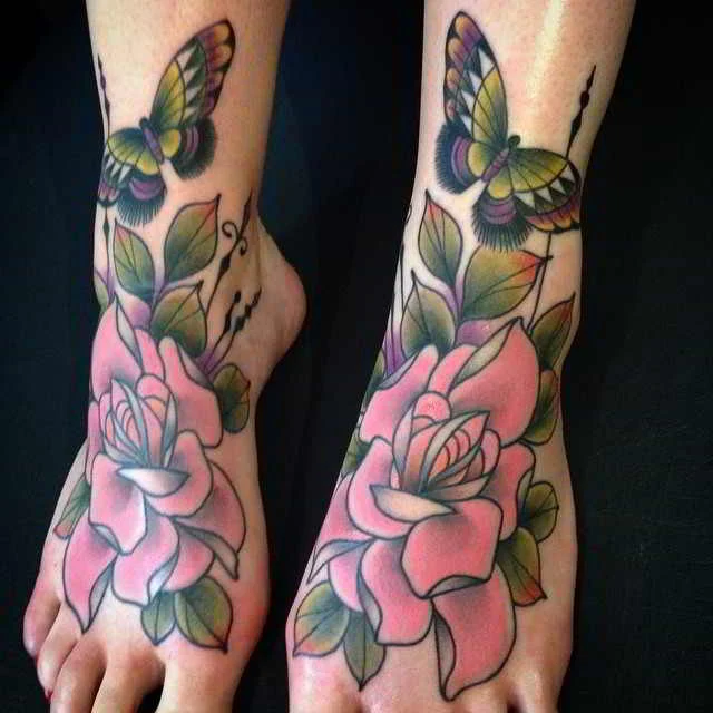Un tatuaje de rosas new school en los pies