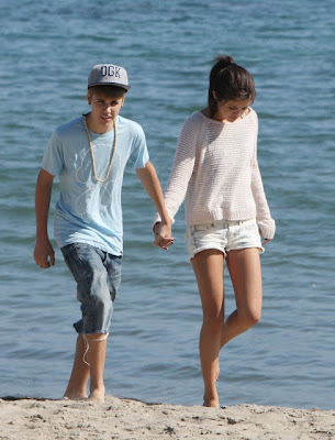 justin bieber and selena gomez kissing on beach