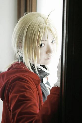 It's Ed from Full Metal Alchemist I really like the way this cosplayer