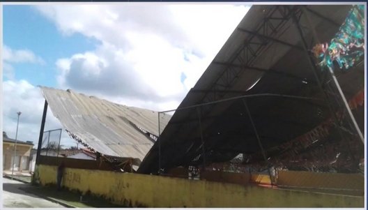 Teto de quadra desaba após chuva forte no sul da Bahia