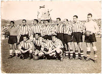 ATLÉTICO DE BILBAO. Temporada 1949-50. Cayetano (portero suplente), Zarra, Venancio, Manolín, Arambarri, Bertol, Arrieta y Lezama; Celaya, Panizo, Canito y Gaínza. C. D. MÁLAGA 2 ATLÉTICO DE BILBAO 3. 09/10/1949. Campeonato de Liga de 1ª División, jornada 6. Málaga, estadio de la Rosaleda. GOLES: 1-0: 29’, Gimeno. 1-1: 72’, Zarra. 2-1: 73’, Gamonal. 2-2: 77’, Panizo. 2-3: 79’, Zarra.