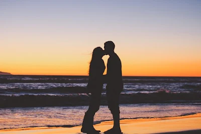 couple-at-the-beach