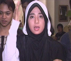 DEWI PERSIK PAKAI JILBAB