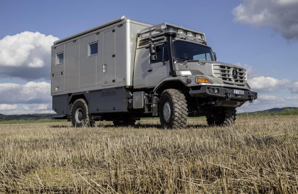 mobil truk box Mercedes-Benz Zetros.