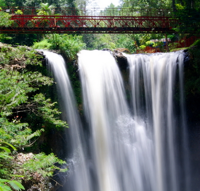 Hasil gambar untuk air terjun maribaya lembang bandung