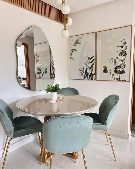 sala de jantar decorada com espelho