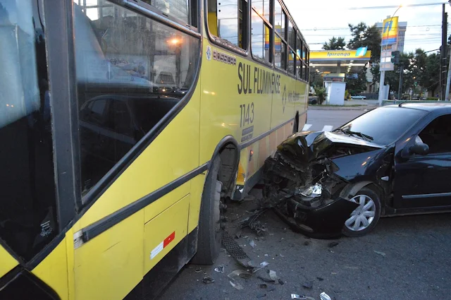 carro bate em ônibus na Vila Santa Cecília em Volta Redonda 25-12-2017