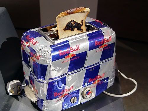 Arte com latas de Red Bull